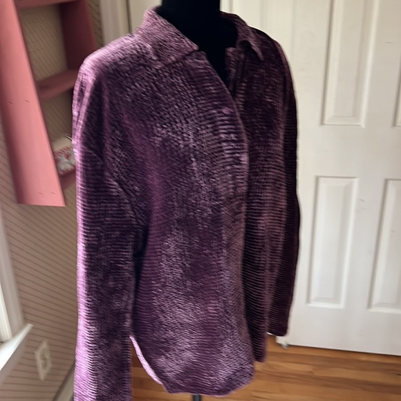 Textured velour plum top by UBU in EUC. Size XL - Picture 3 of 10